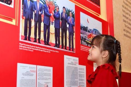 Triển lãm 'Từ Đại hội đến Đại hội' góp phần tái hiện chặng đường phát triển vẻ vang của Đảng