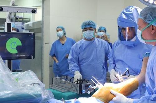 Lần đầu tiên ứng dụng robot hiện đại phẫu thuật thay khớp gối toàn phần thành công