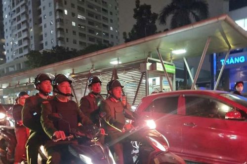 Công an cơ sở tuần tra khép kín ban đêm, giữ vững an ninh trật tự phục vụ Đại hội XIV của Đảng