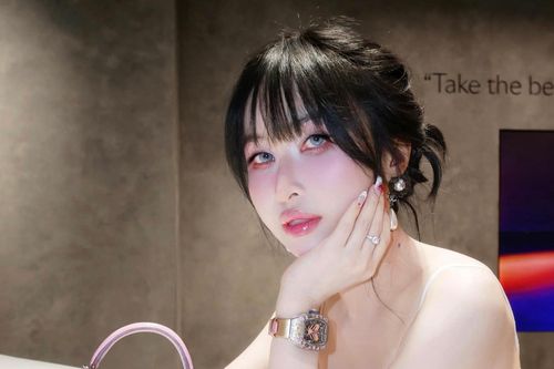 Cuộc sống xa hoa của vợ đại gia Minh Nhựa