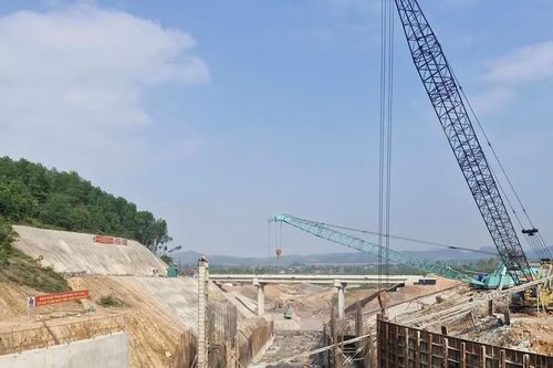 Hà Tĩnh: rộn ràng khí thế thi đua trên những công trình trọng điểm