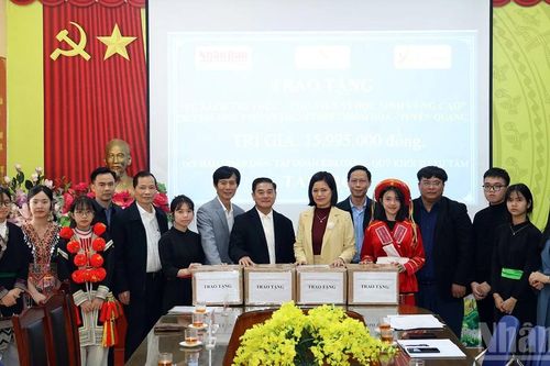Trao tặng Tủ sách tri thức-Thư viện vì học sinh vùng cao tại Tuyên Quang