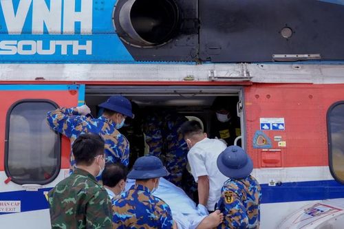 Xuyên đêm đưa người bệnh nguy kịch từ đặc khu Trường Sa về đất liền điều trị