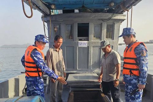 Cảnh sát biển bắt giữ tàu cá chở 40.000 lít dầu DO trái phép