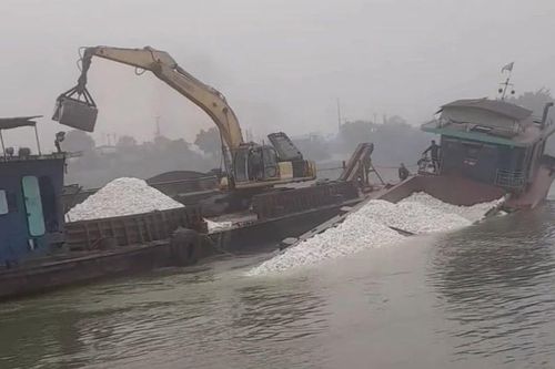 Nhiều phương tiện thủy gặp sự cố trên sông Lô do nước cạn