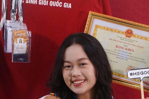 Hành trình của nữ sinh người Nùng đến với ước mơ cô giáo dạy Ngữ văn