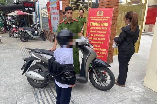 Chuyện lạ ở Đà Nẵng: Công an dỗ dành cậu bé nhất quyết không chịu đến trường