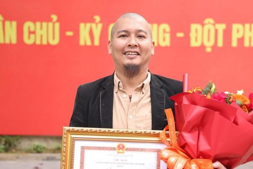 Họa sĩ Lê Hữu Hiếu nhận bằng khen của UBND TPHCM