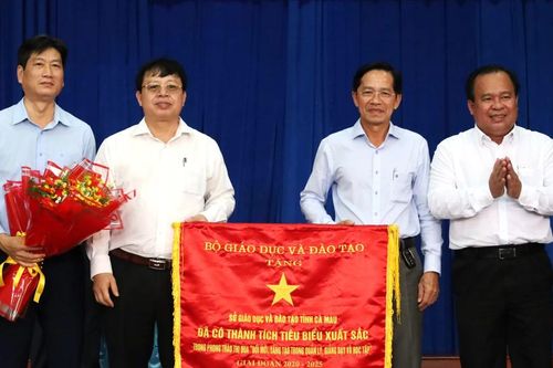 Sở GD&ĐT Cà Mau nhận Cờ thi đua của Bộ GD&ĐT