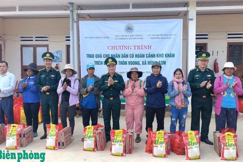 Trao tặng 200 suất quà cho nhân dân khu vực biên giới xã Hùng Sơn