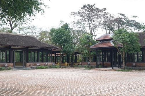 Kiểm tra việc xây dựng nhà rường ở Phủ Nội vụ - Đại Nội Huế