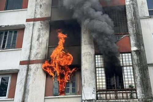 Cháy căn hộ khóa trái giữa ban ngày, hàng chục người tháo chạy khỏi chung cư
