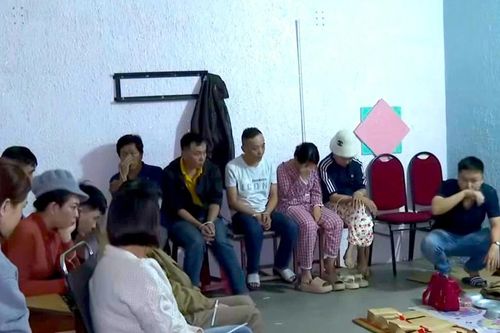 Bắt quả tang chủ nhà trọ và 15 người xóc bầu cua