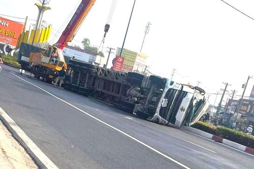 Sau cú ôm cua, xe đầu kéo 'phơi bụng' nằm chềnh ềnh trên đường ở TPHCM