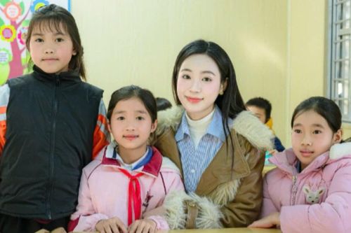 Á hậu Thanh Trúc nấu ăn cho trẻ em nghèo vùng biên giới