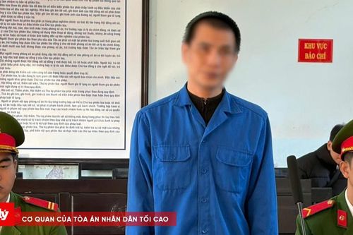 Không trả tiền xe, dùng kéo đâm tài xế xe ôm
