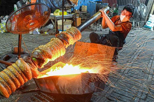 Đặc sản Hà Nội kỳ công, có bì giòn tan như bánh đa, 'ra khỏi lò là bán hết'