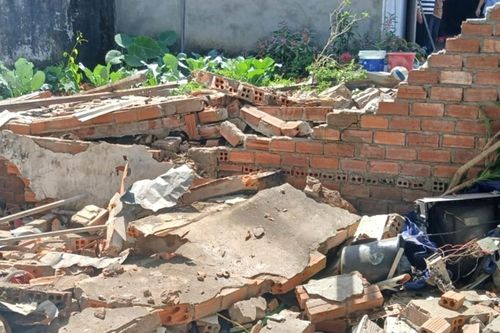 Căn nhà đổ sập sau tiếng nổ lớn làm rung chuyển mặt đất