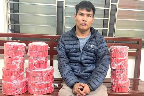 Bắt quả tang đối tượng mang pháo đi 'tiếp thị', lộ kho pháo tự chế