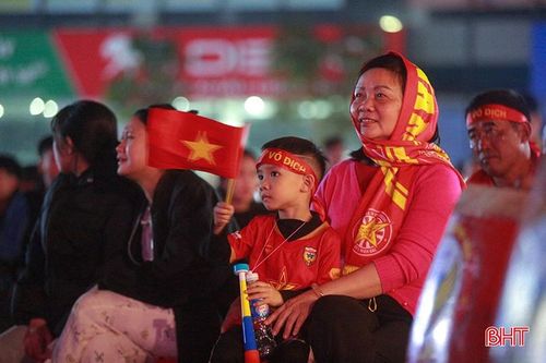 Người hâm mộ Hà Tĩnh tập trung 'tiếp lửa' cho U23 Việt Nam