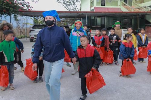 Trao tặng tủ sách tri thức và thư viện cho học sinh vùng cao Tuyên Quang