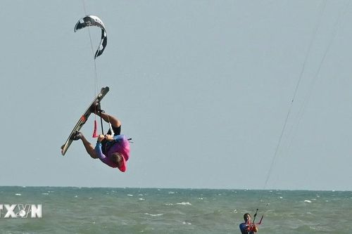Mũi Né vào mùa cao điểm lướt ván diều hấp dẫn khách quốc tế