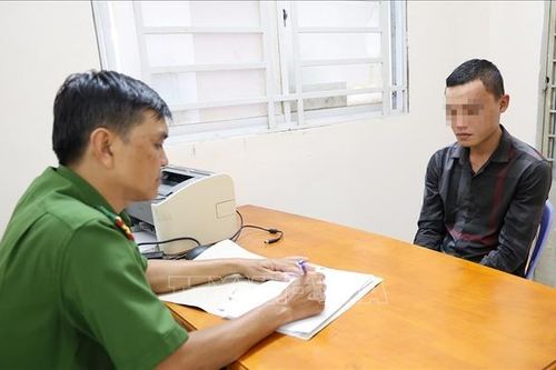 Kiểm tra hành chính phát hiện tàng trữ ma túy và súng