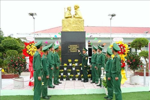 Khánh thành tượng đài 'Bác Hồ với chiến sĩ Biên phòng' tại Đồn Biên phòng Gành Hào