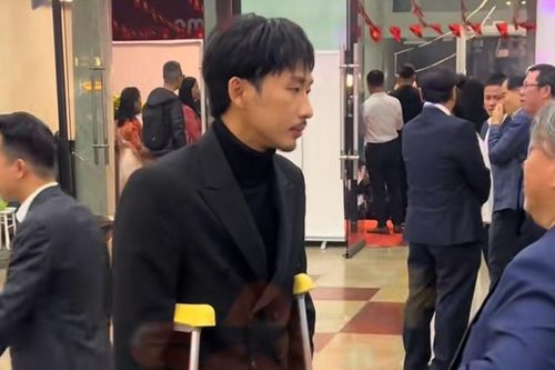 Tuấn Trần tập tễnh chống nạng trong sự kiện, tình trạng sức khỏe gây lo lắng