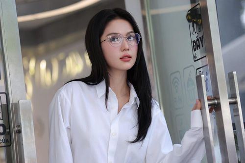 Ngọc Trinh phản ứng khi bị nhận xét 'nghệ sĩ nhưng chỉ biết đi livestream'