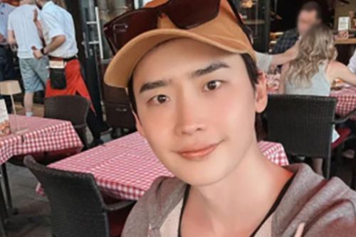 Lee Jong Suk khoe loạt ảnh cận mặt, một chi tiết gây choáng