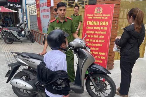 Cậu bé bị mẹ 'bế lên đồn' Công an vì không chịu đi học khiến mạng xã hội thích thú