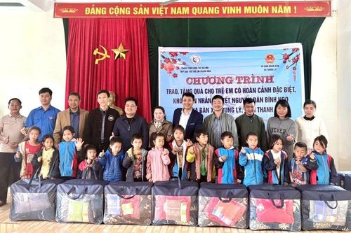 Tặng quà cho trẻ em có hoàn cảnh đặc biệt khó khăn nhân dịp Tết Nguyên đán Bính Ngọ 2026