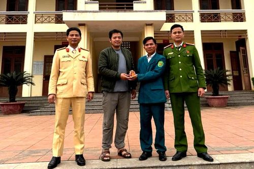 Cảnh sát giao thông tiếp nhận các loại pháo, vật liệu nổ do người dân giao nộp