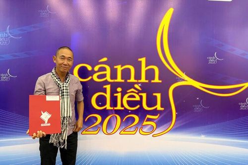 Đạo diễn Huỳnh Bá Phúc nhận bằng khen của Hội Điện ảnh Việt Nam