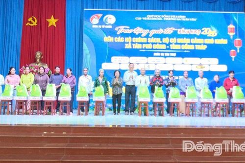 Đồng chí Trương Mỹ Hoa tặng quà gia đình chính sách, hộ nghèo xã Tân Phú Đông