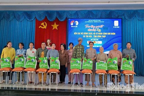 Xã Tân Hòa: Đồng chí Trương Mỹ Hoa trao quà tết cho các gia đình chính sách và hộ khó khăn