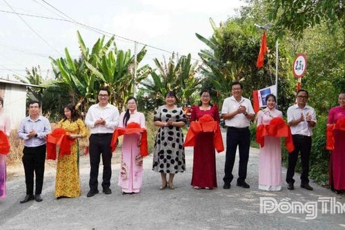Xã Phong Hòa: Khánh thành công trình thắp sáng đường quê