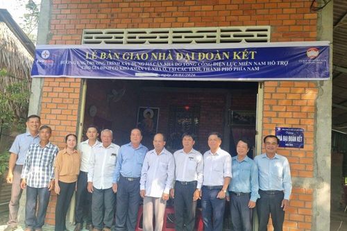 Công ty Điện lực Đồng Tháp bàn giao 2 căn nhà đại đoàn kết tại xã Ngũ Hiệp