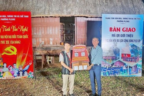 Phường Pleiku bàn giao mã QR giới thiệu làng văn hóa du lịch cộng đồng Plei Ơp