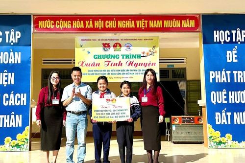 Trao vở, áo ấm và quà cho học sinh Trường Tiểu học Nay Der