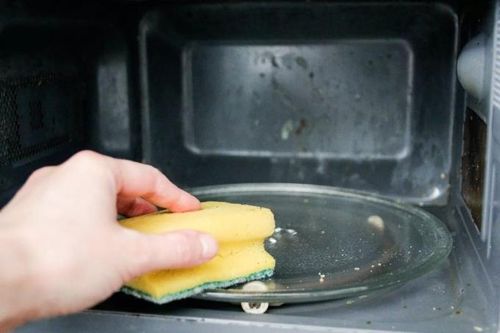 Mẹo làm sạch lò vi sóng không cần lau chùi nhiều