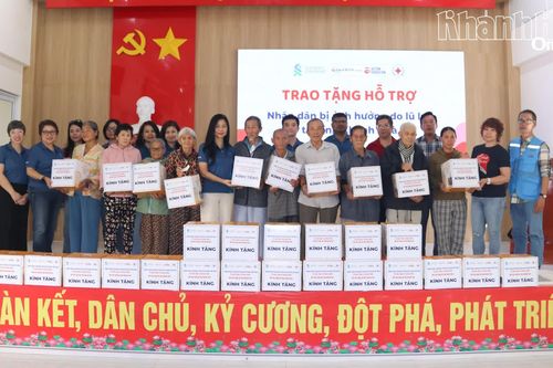Trao 400 suất quà hỗ trợ người dân bị ảnh hưởng bởi mưa lụt