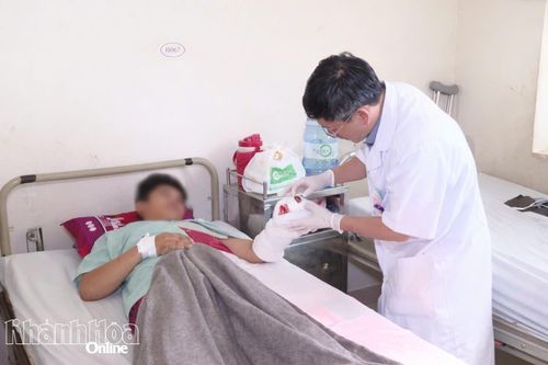 Tự chế pháo nổ, một thiếu niên bị dập nát bàn tay