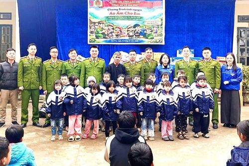 Ấm áp chương trình tình nguyện 'Áo ấm cho em' tại xã Gia Phú