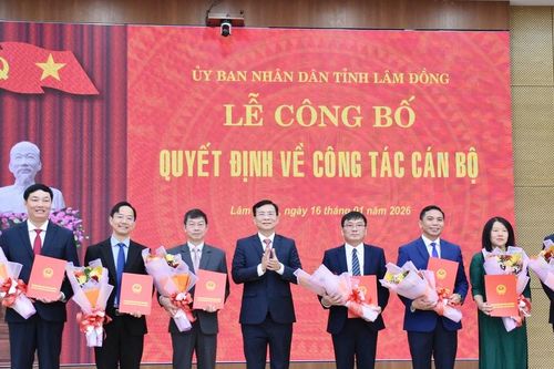 UBND tỉnh Lâm Đồng công bố 7 quyết định về công tác cán bộ