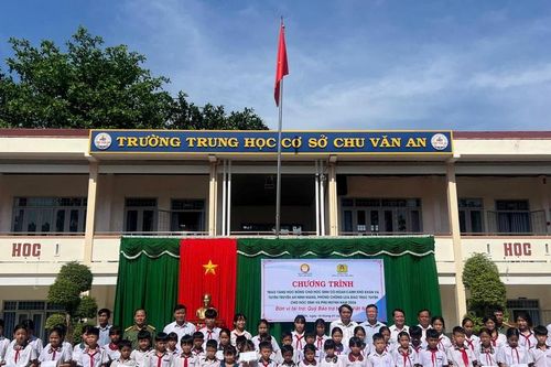Trao học bổng và tuyên truyền phòng chống lừa đảo trực tuyến cho học sinh khu vực Đạ Tẻh