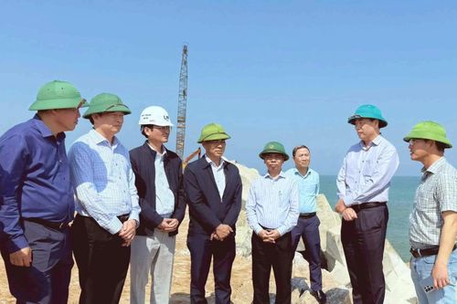 Đồng chí Nguyễn Đăng Quang, Phó Bí thư Tỉnh ủy, Chủ tịch HĐND tỉnh kiểm tra tiến độ Dự án Khu bến cảng Mỹ Thủy