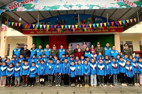 Công an tỉnh Tuyên Quang thực hiện chương trình 'Áo ấm cho em' ở vùng biên