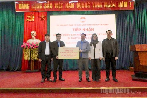 Xã Tri Phú trao tiền ủng hộ đồng bào miền Trung, Tây Nguyên khắc phục hậu quả bão lũ